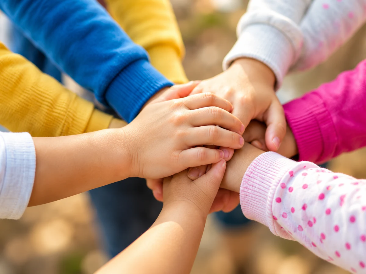 Des mains d’enfants réunies